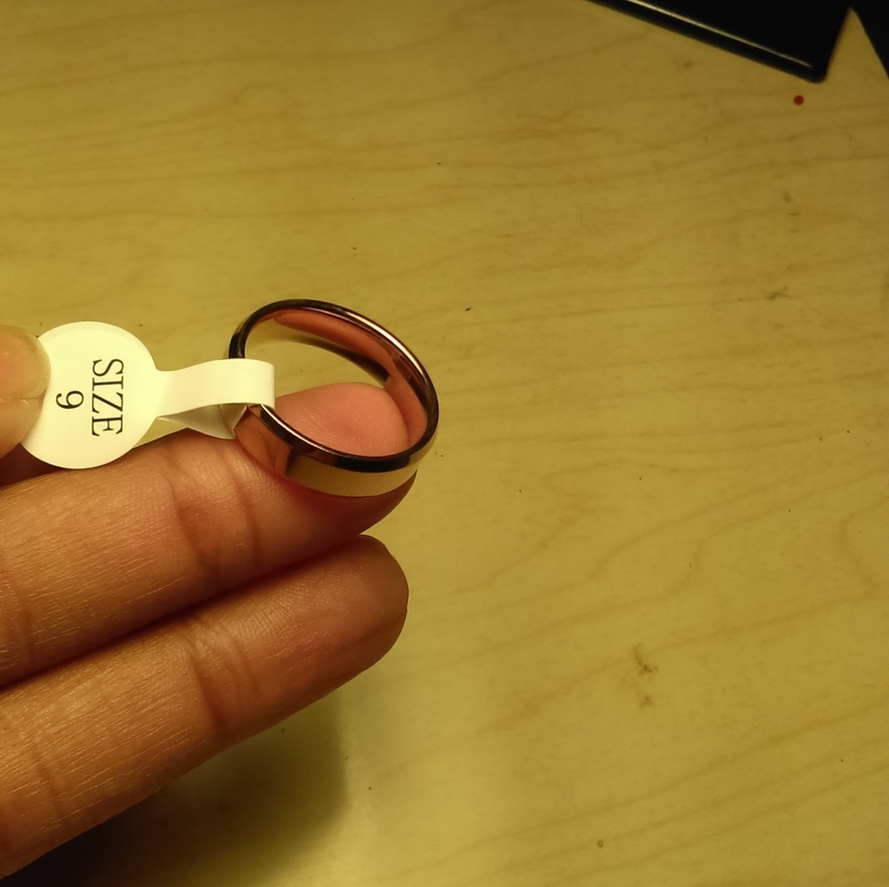 Men/Women wedding band.